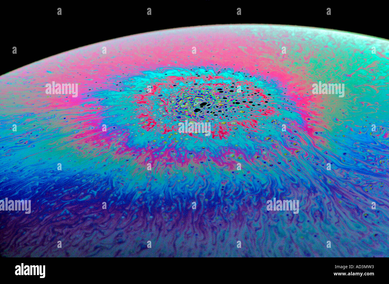 Schillernde Farben von Seifenblasen sind durch störende Licht Wellen Stockfoto