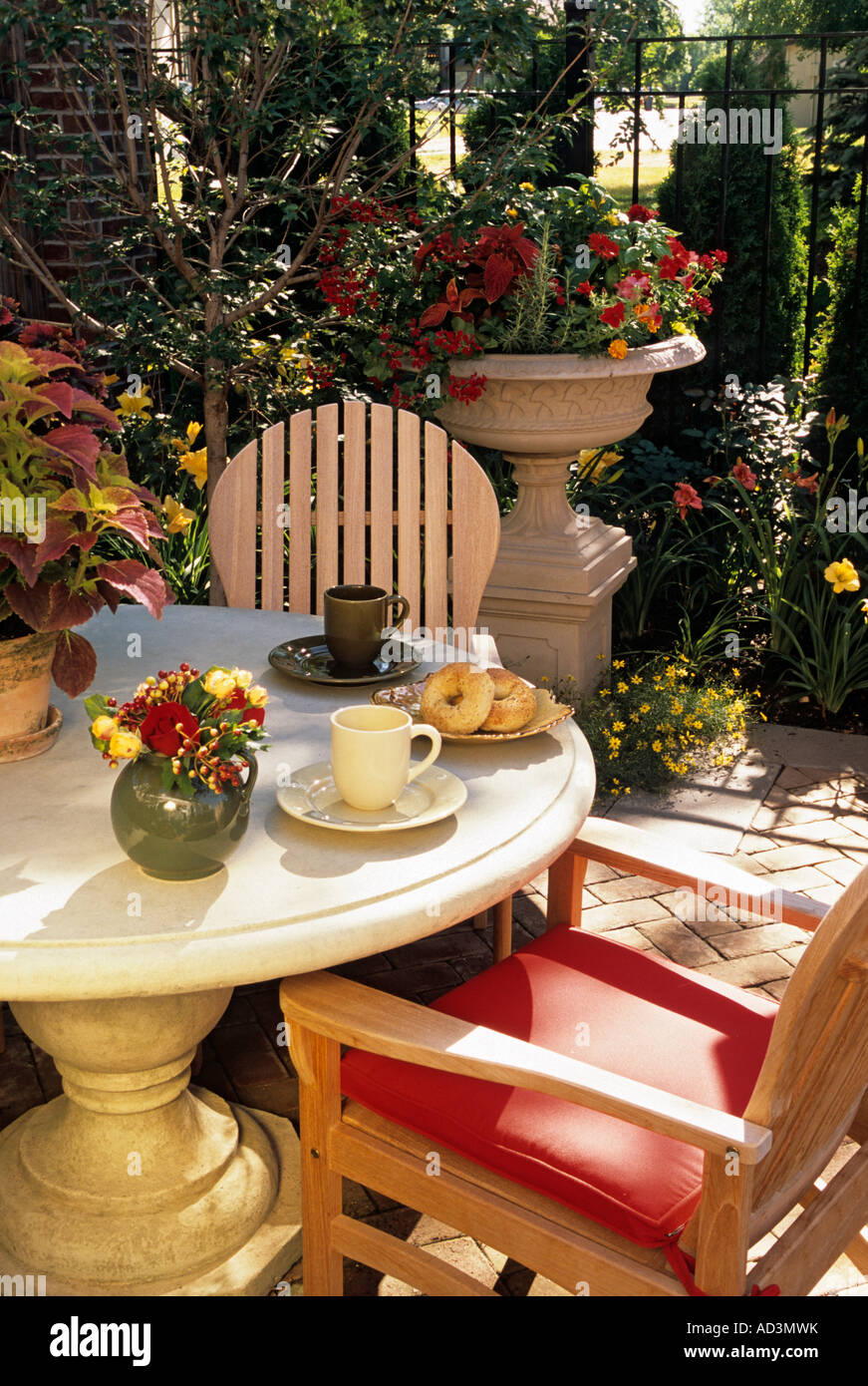 MINNEAPOLIS, MINNESOTA-PATIO-GARTEN MIT COLEUS, ROSMARIN, GERANIEN, GLÜCKLICH KEHRT TAGLILIEN, COREOPSIS, AMUR-AHORN. JULI. Stockfoto