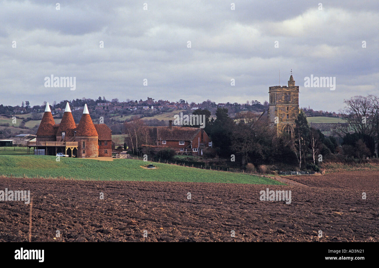 HORSMONDEN KENT UK Januar Horsmonden Kirche und Oast Houses Stockfoto