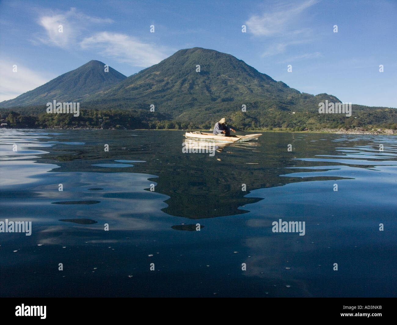 Fischer arbeiten auf See Atitlan, umgeben von drei Vulkanen im Hochland von Guatemala Stockfoto