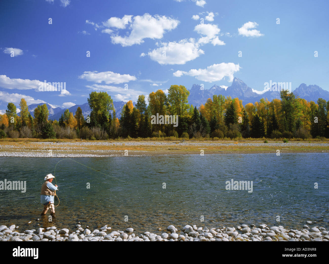 Fliegenfischer im Snake River unterhalb Grand Teton in Wyoming Stockfoto