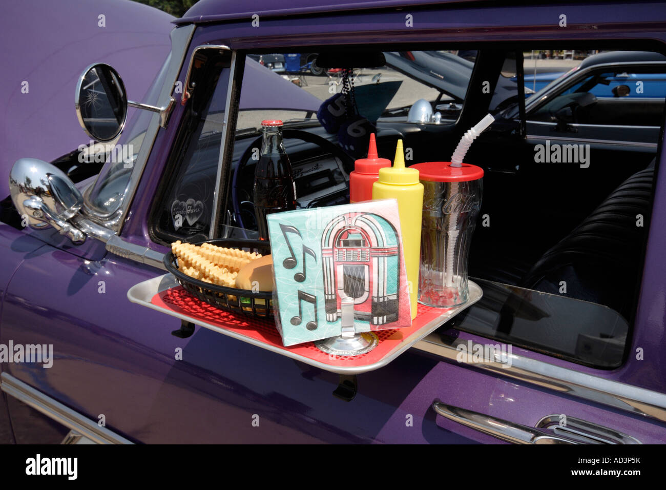 Drive-in-Tablett auf Oldtimer Automobil Stockfoto