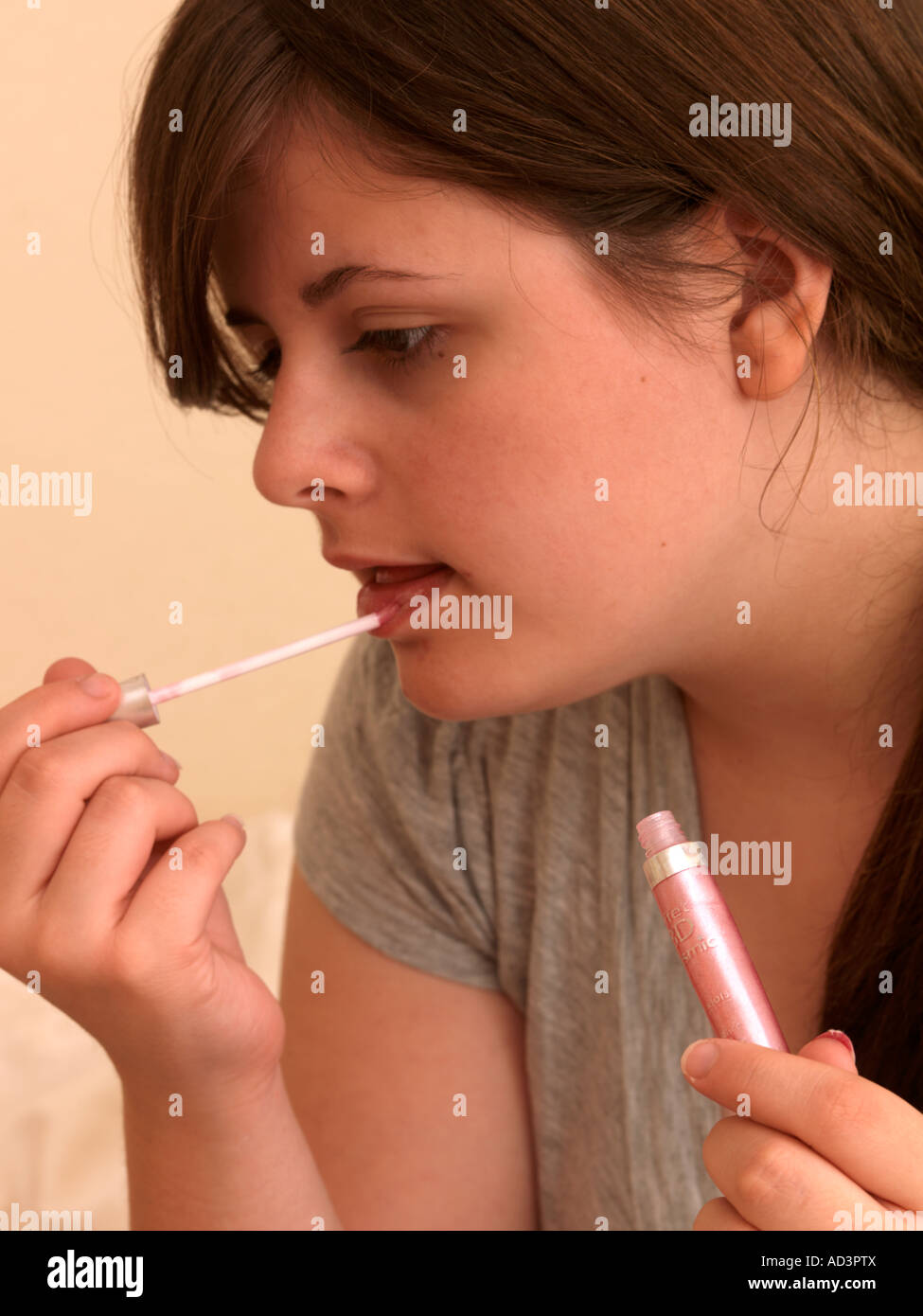 Teenage Girl Anwendung Lipgloss teenager Stockfoto