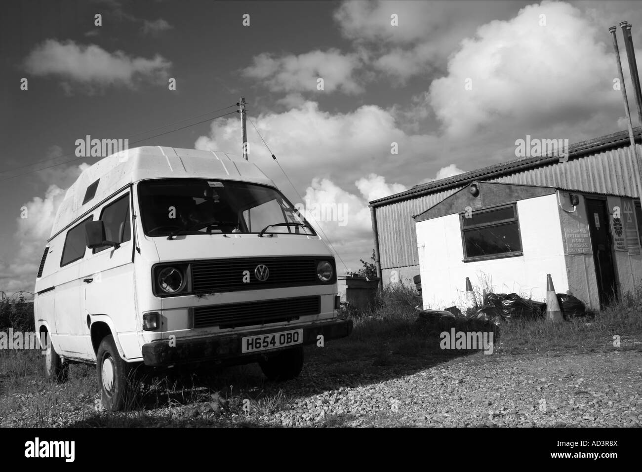 Alten Volkswagen Camper Parken in Garage Altbauten, Pembrokeshire, South Wales verprügelt Stockfoto