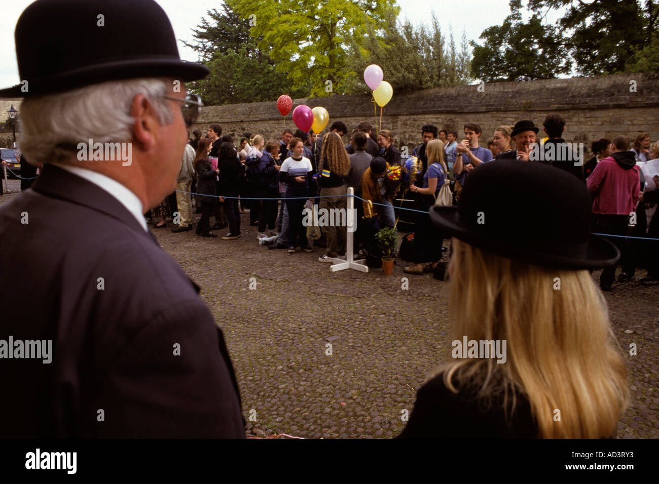 Die Universität Polizei in Oxford, bekannt wie Bulldoggen zu sehen, dass Dinge geordnet nach einer Prüfung in Oxford für einen Teil der Schüler sind Stockfoto