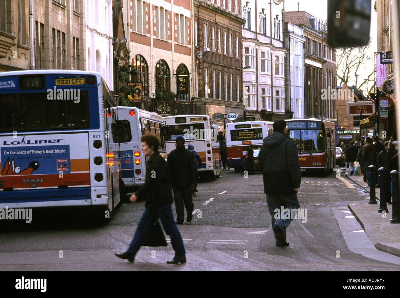 Die Busse verstopfen eine Einkaufsstraße Oxford Stockfoto