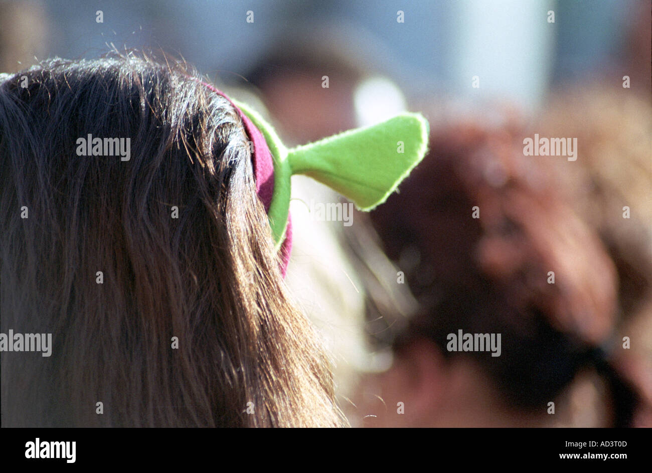 Mädchen mit lustigen grünen Ohren auf das Haar Stockfoto