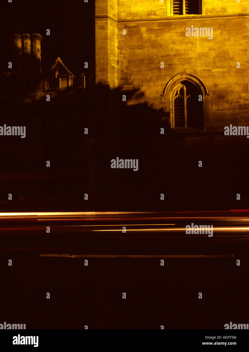 Eine Nachtaufnahme des Magdalen College Tower in Oxford und eines der Colleges, aus denen sich die Universität Stockfoto