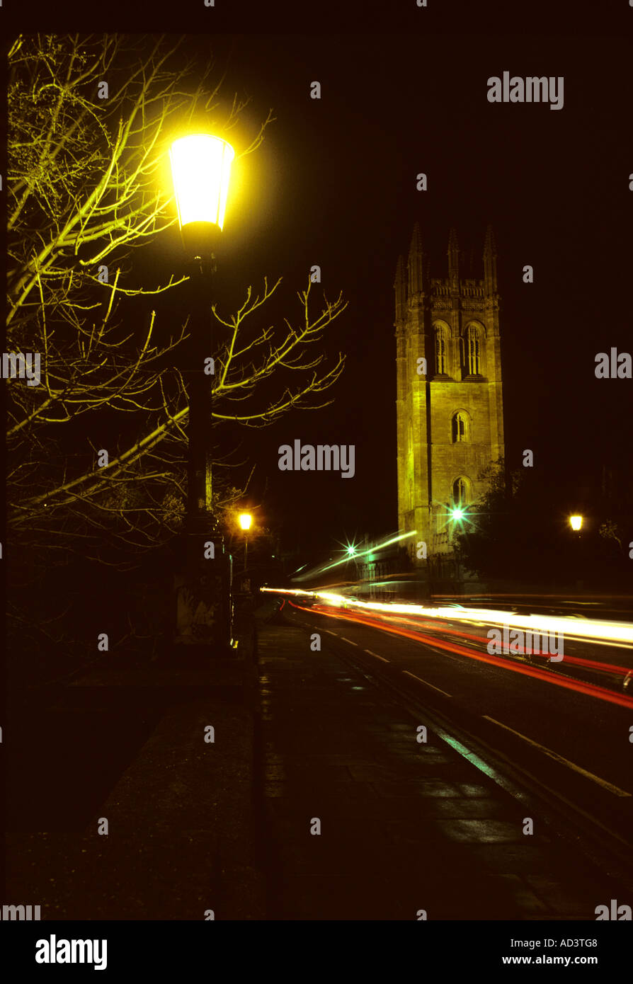 Eine Nachtaufnahme des Magdalen College Tower in Oxford und eines der Colleges, aus denen sich die Universität Stockfoto