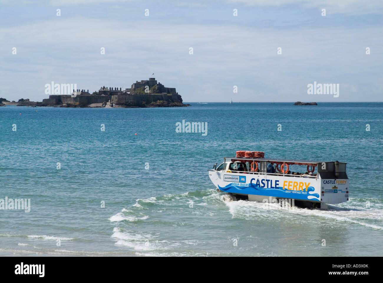 dh St Aubin Bay ST HELIER JERSEY Schloss Fähre Ente Transport auf Elizabeth Castle Causeway in Wasser getaucht Stockfoto