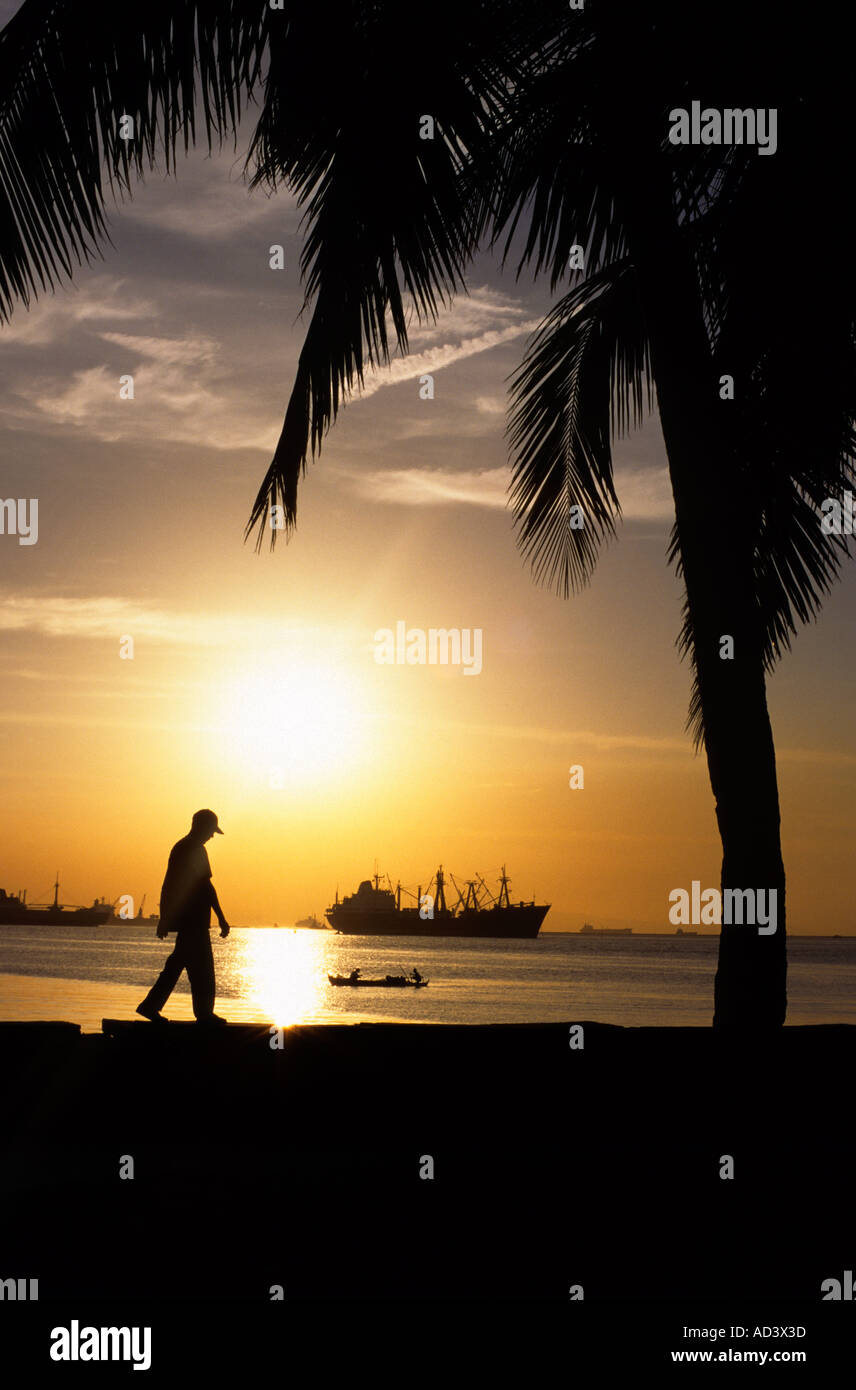 Silhouette des Menschen und Schiffe bei Sonnenuntergang in der Bucht von Manila Philippinen Stockfoto