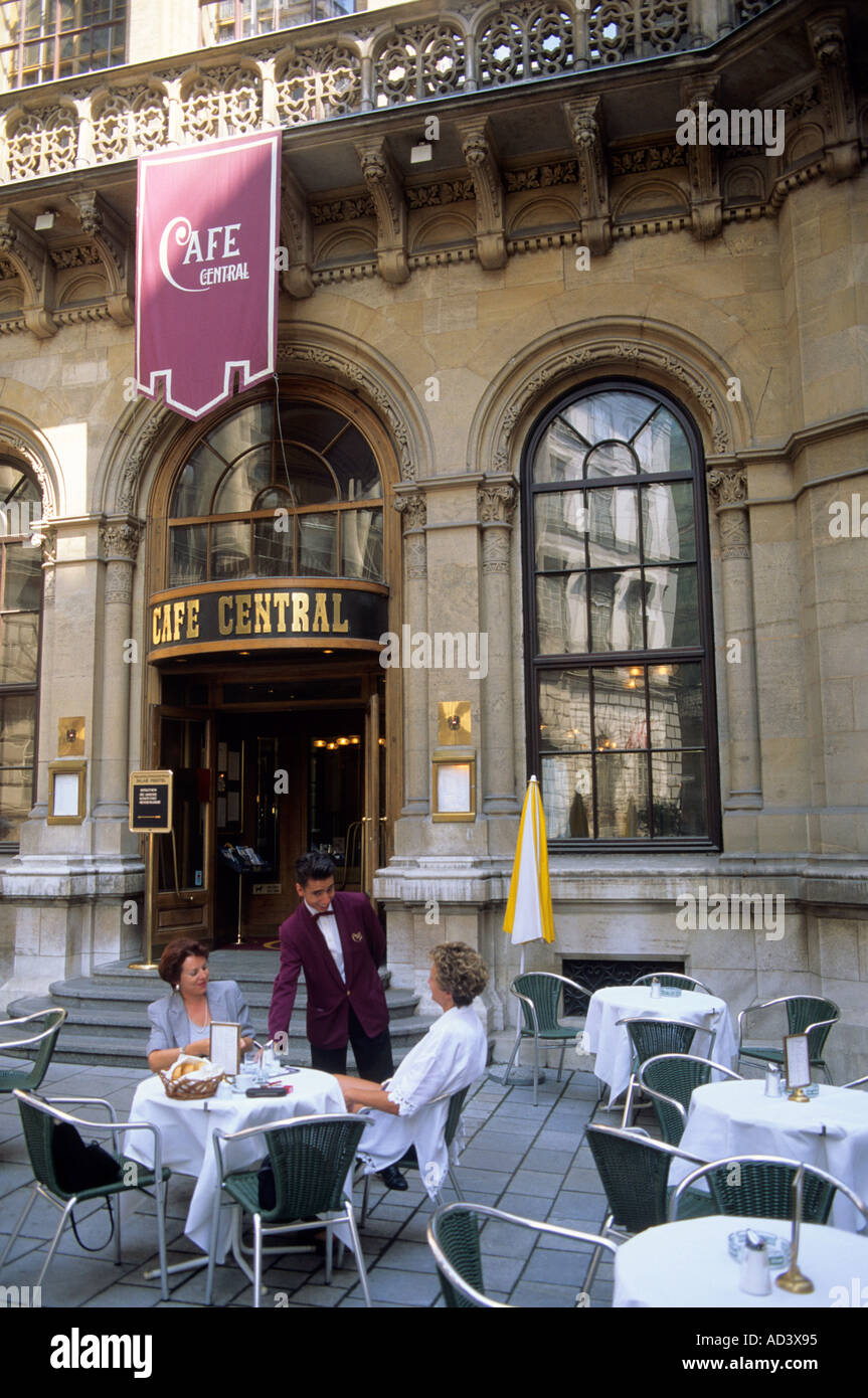Kunden Essen im Cafe Central in Wien Österreich Stockfoto