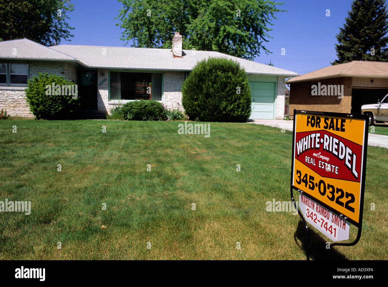 Immobilien-Zeichen zeigt ein Haus steht zum Verkauf Stockfoto