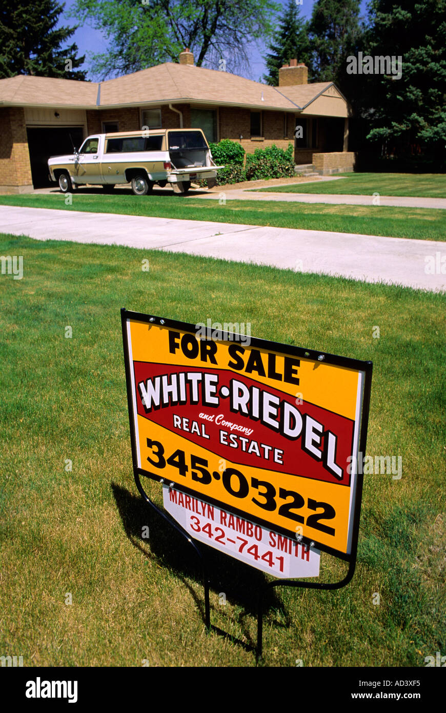 Immobilien-Zeichen zeigt ein Haus steht zum Verkauf Stockfoto
