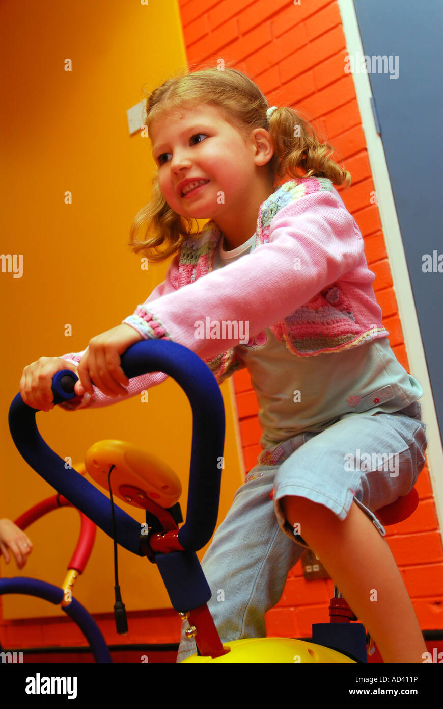 4 Jahre altes Mädchen bei einer Erholung Zentrum trainieren auf dem Fahrrad, Brixton, London, UK. Stockfoto