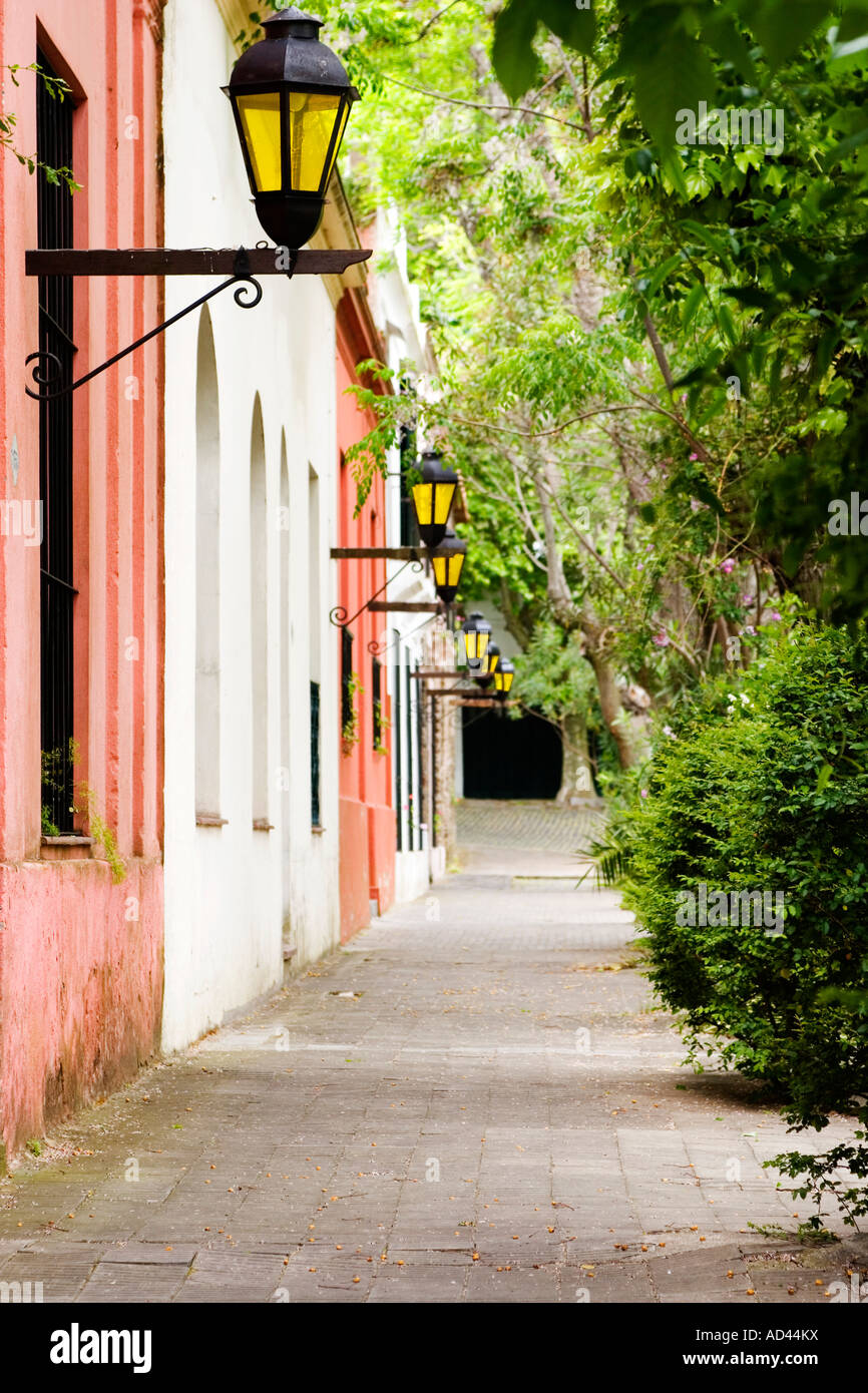 Typische gepflasterte Straßen mit kolonialen Lampen für die Beleuchtung. Stockfoto