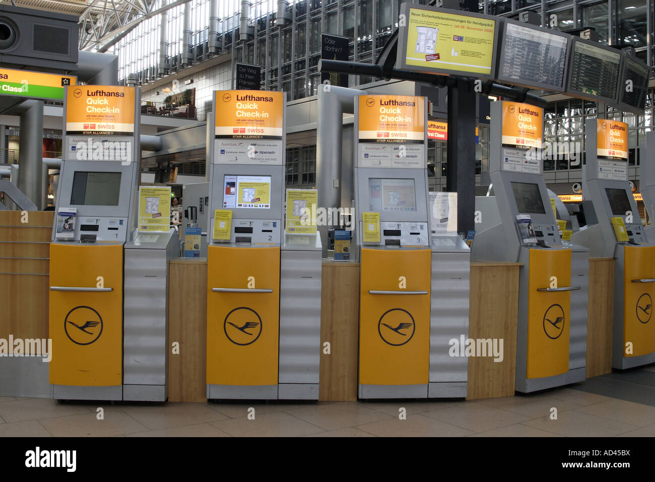 Lufthansa-Self-Service Check-in Flughafen Hamburg, Deutschland Stockfoto