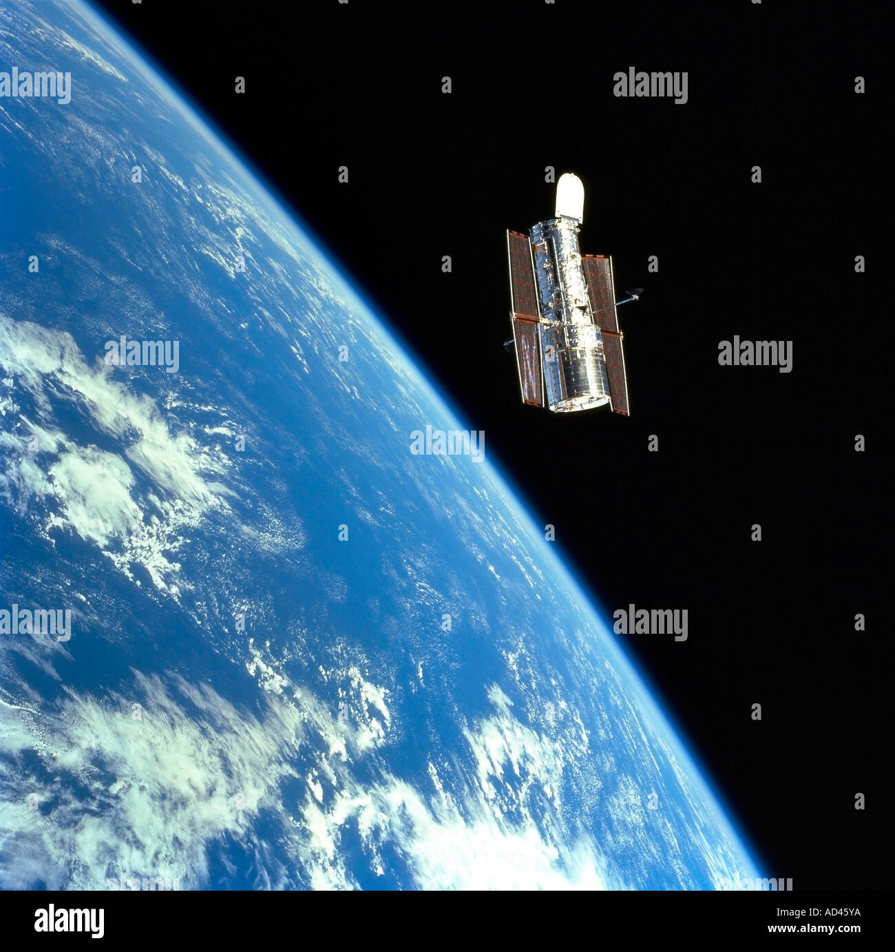 Das Hubble Space Telescope mit einer blauen Erde im Hintergrund Stockfoto