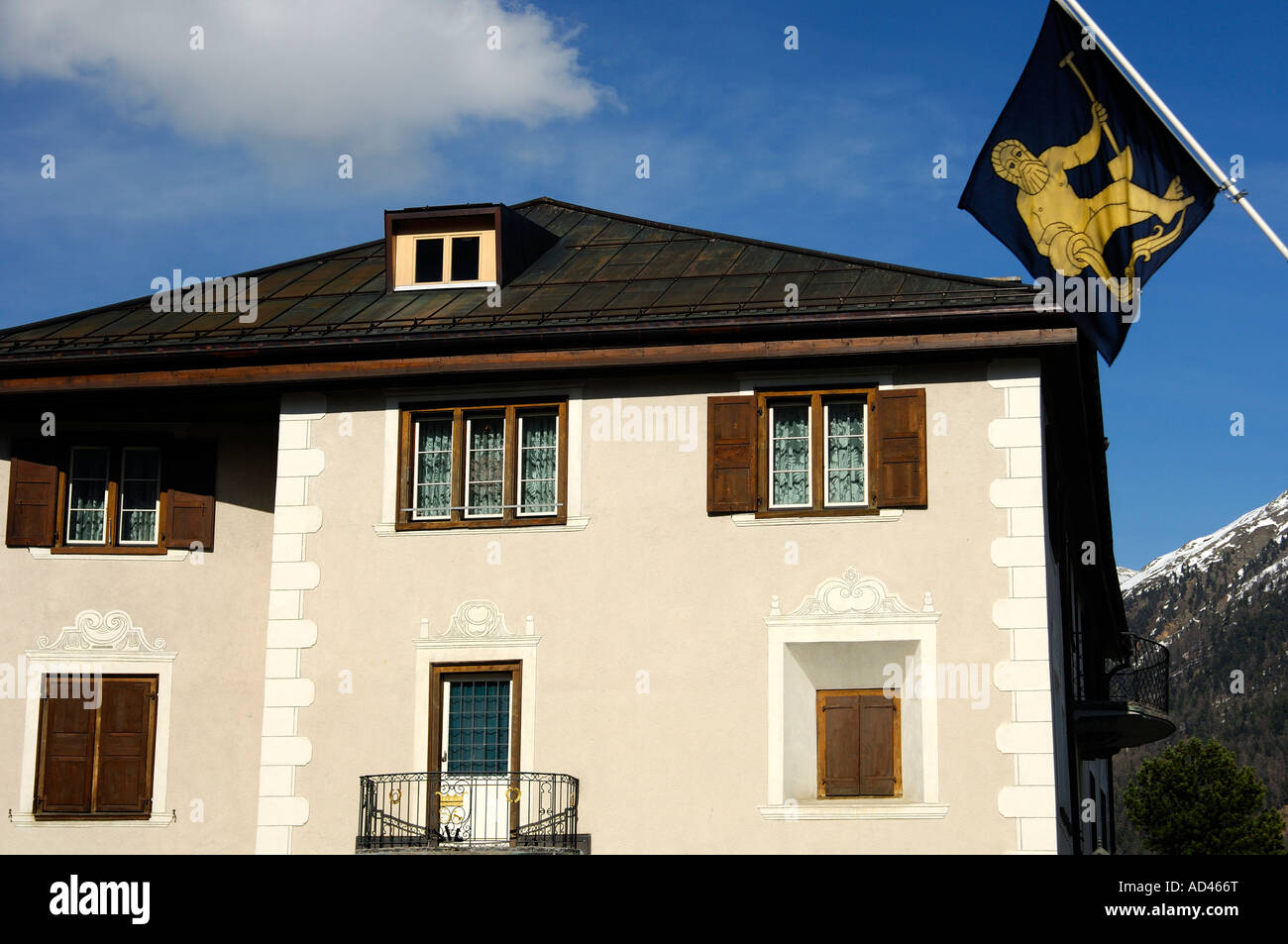 Traditionellen Engadinerhaus und Fahne mit Wappen, Samedan, Oberengadin, Symbole, Graubünden, Schweiz Stockfoto