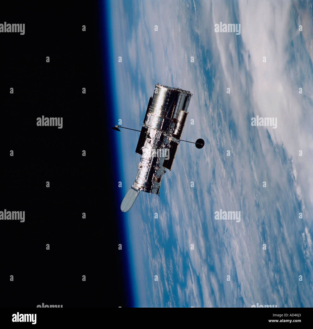 Hubble Space Telescope schwebt anmutig, Backdropped von den Horizont der Erde blau und weiß. Stockfoto