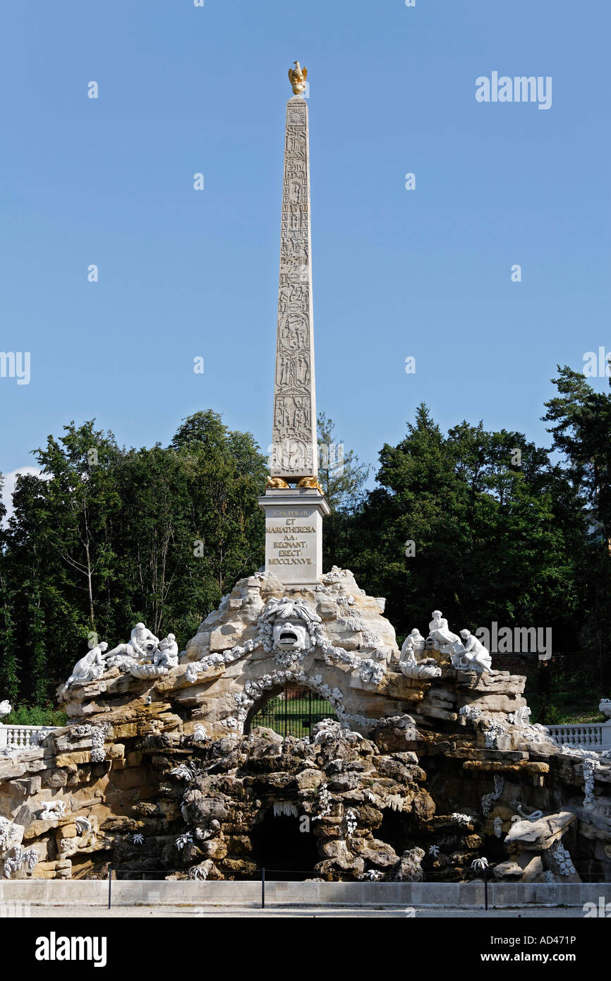 Obelisken-Brunnen, Schlossanlage Schönbrunn, Wien, Österreich Stockfoto