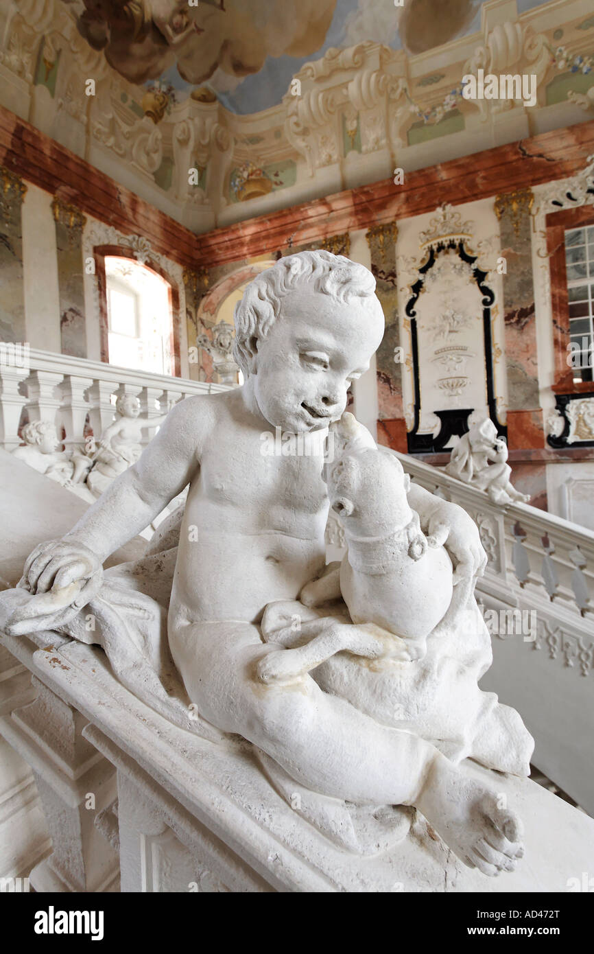 Putto mit Hund, Skulptur an der Kaiserstiege, Benediktiner Kloster Altenburg in der Nähe von Horn, Niederösterreich Stockfoto