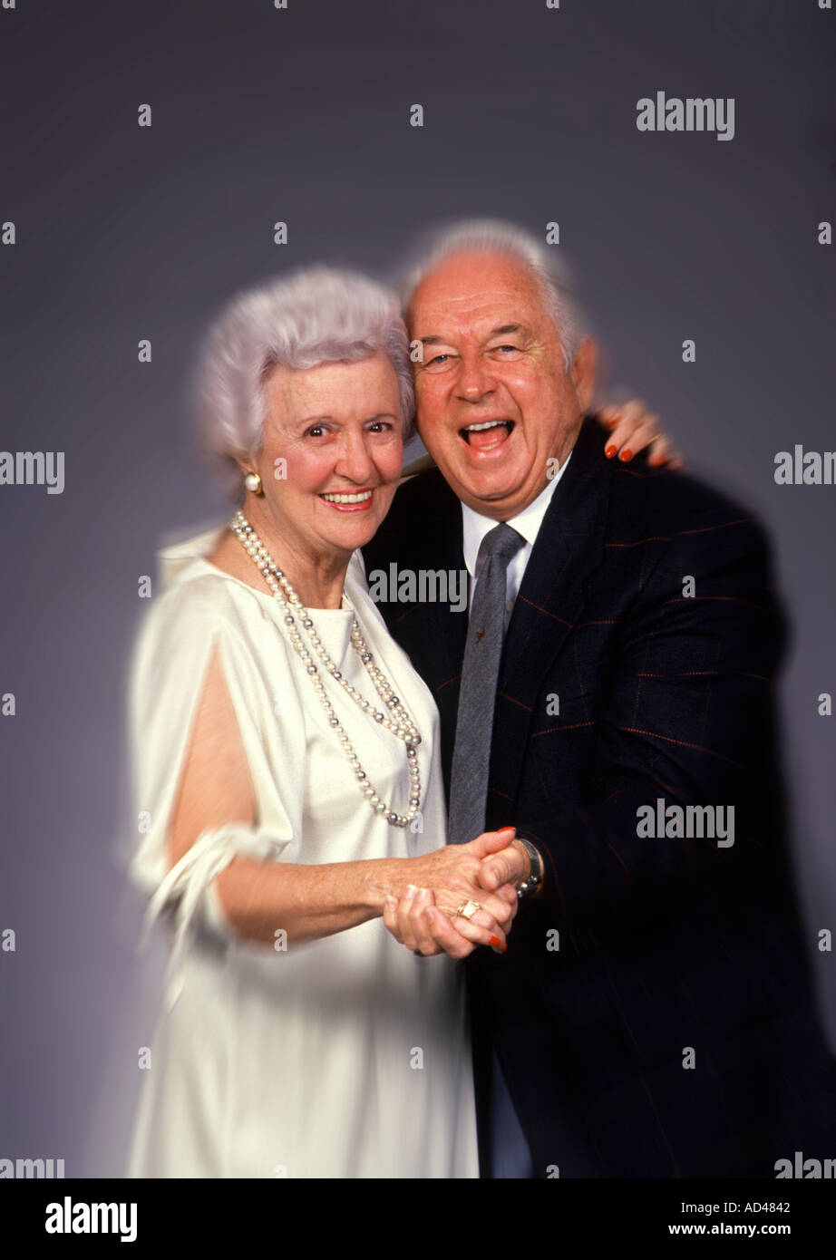 Gerne älteres paar tanzen zu feiern Stockfoto