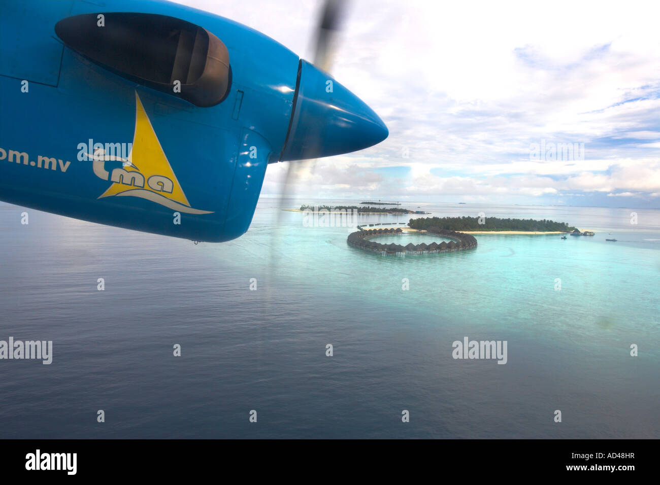 Flugzeug fliegt über die Riffe der Malediven, Asien Stockfoto