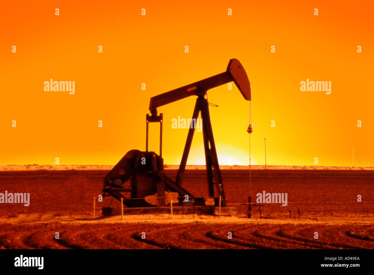 Derrick Ölpumpe Pumpen von Öl im Westen von Texas Stockfoto