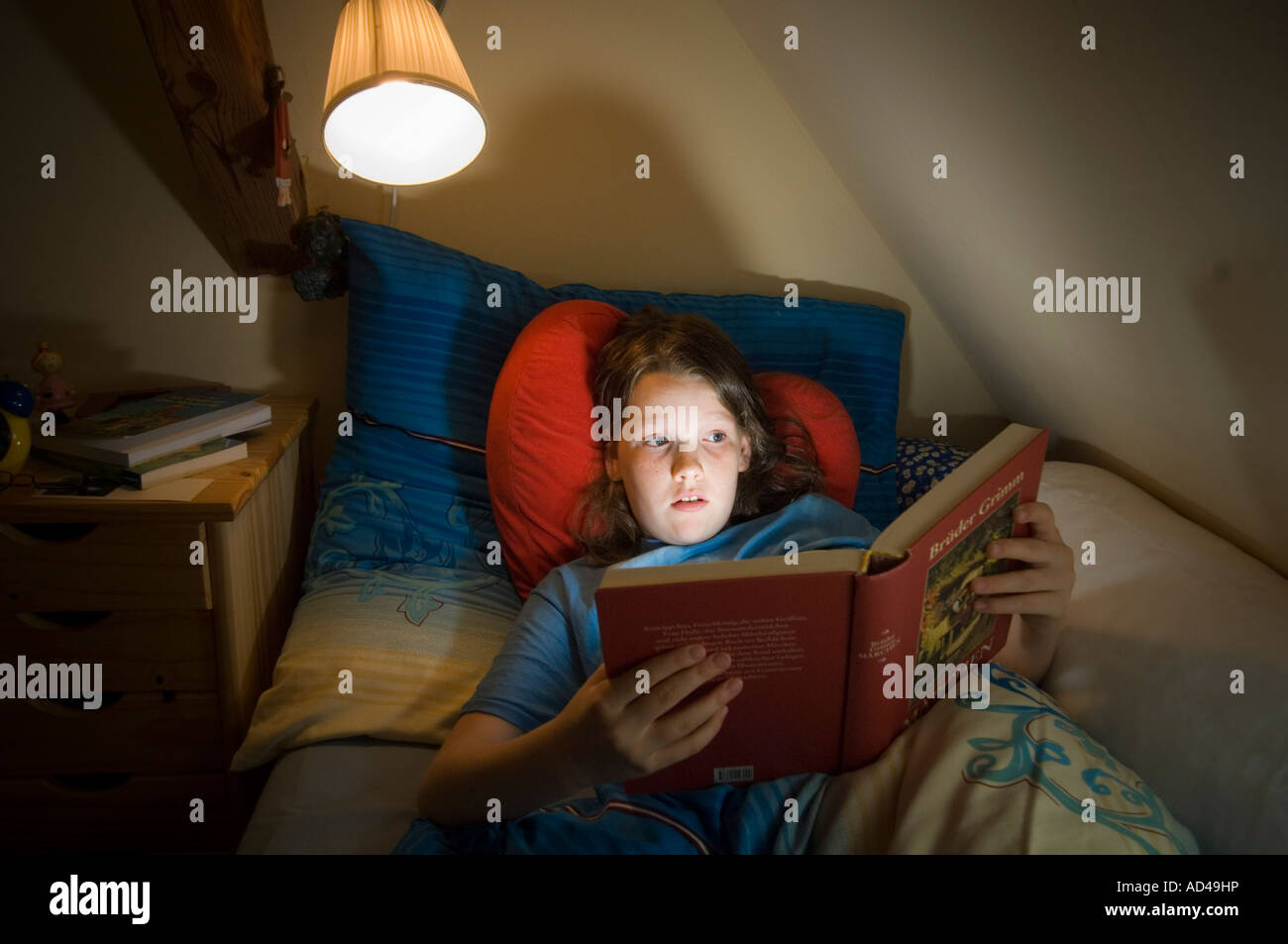 Mädchen liest in ihrem Bett Stockfoto