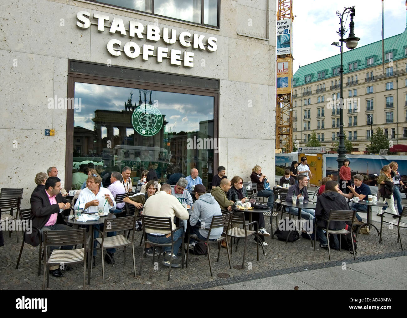 Starbucks Am Brandenburger Tor Berlin Deutschland Stockfotografie Alamy