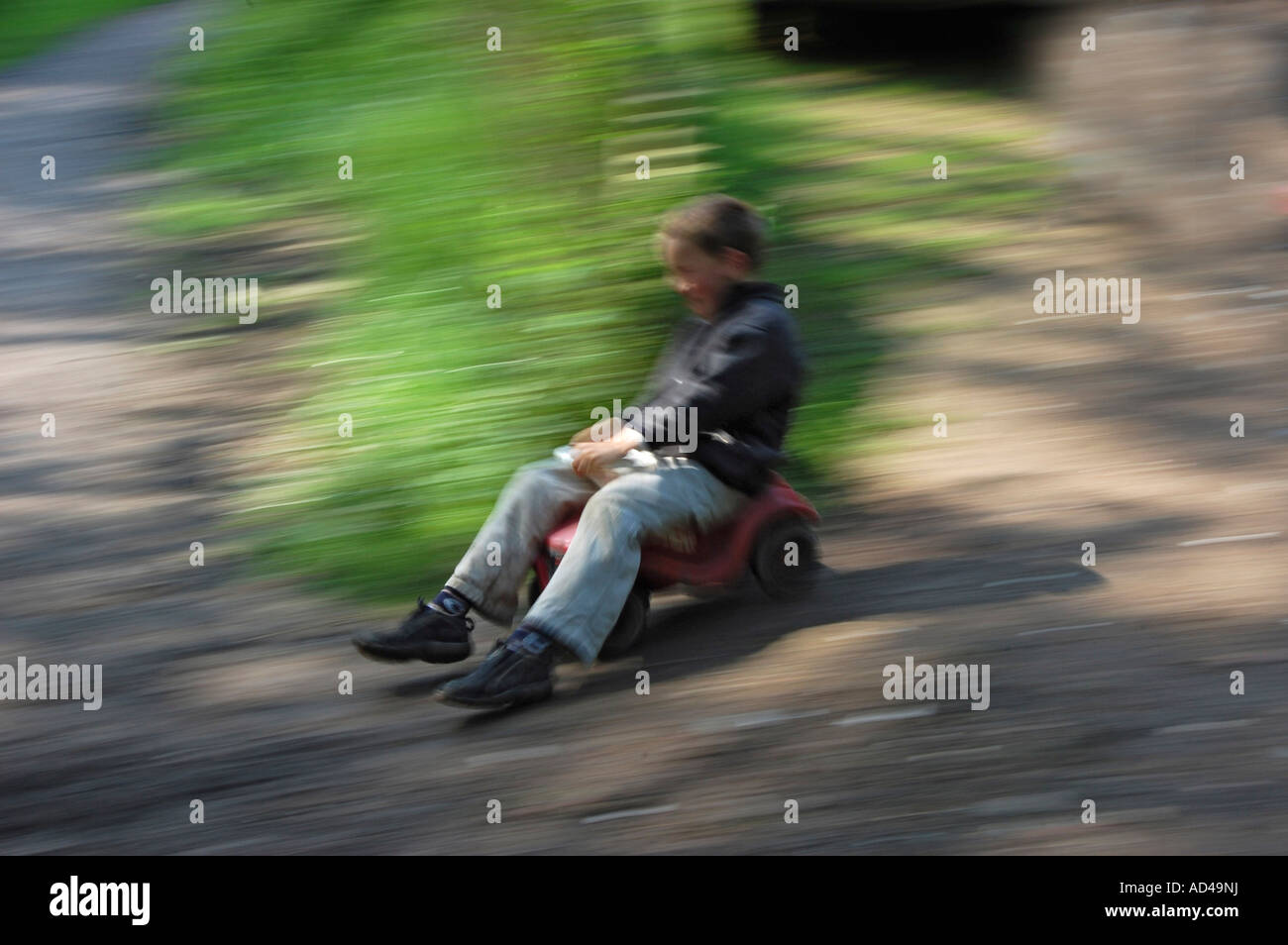 Junge, ein Bobbycar fahren Stockfoto
