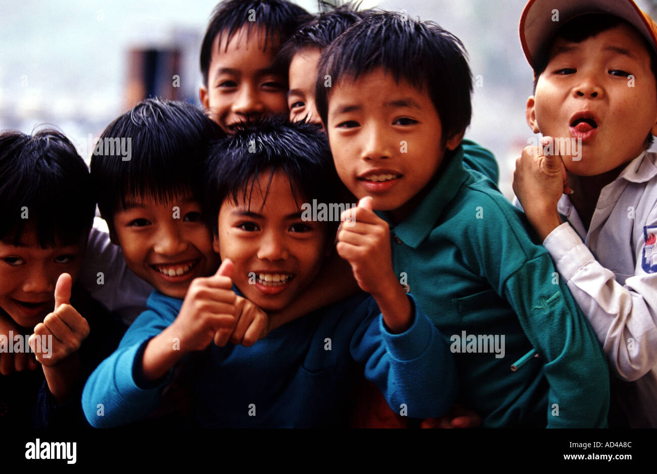 Kinder versteckt sich hinter einander beim posieren für die Kamera Vietnam Stockfoto
