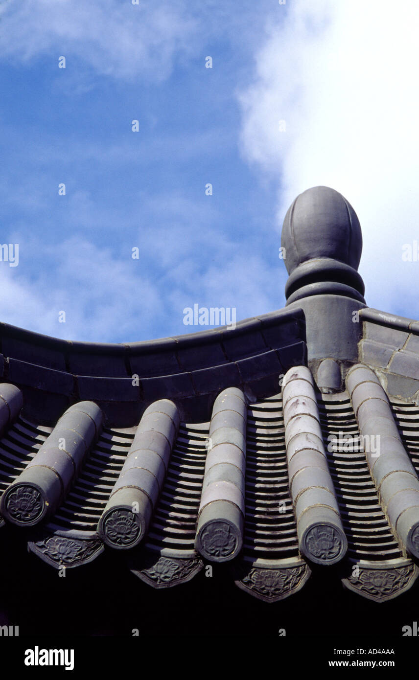 Tempel-Dach gegen schön und dünn wolkenverhangenen Himmel Stockfoto