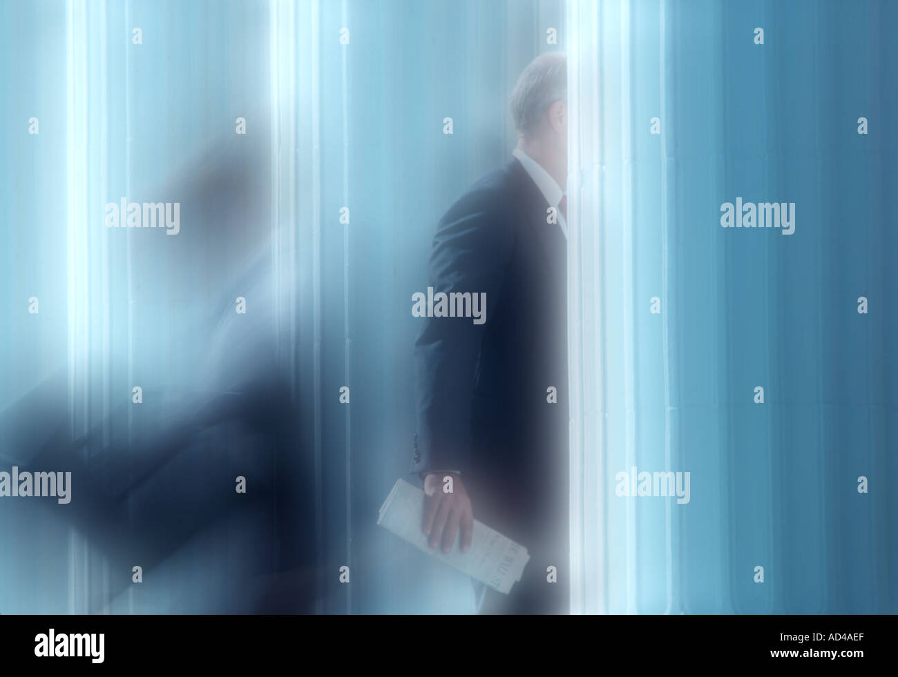 Soft-Fokus-Foto von Führungskräften der Wirtschaft betreten und verlassen der Bürogebäude Stockfoto