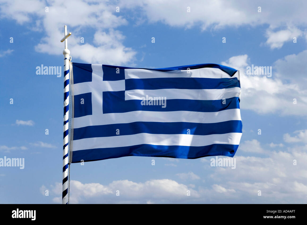 Die griechische Flagge an einem windigen Tag Stockfoto