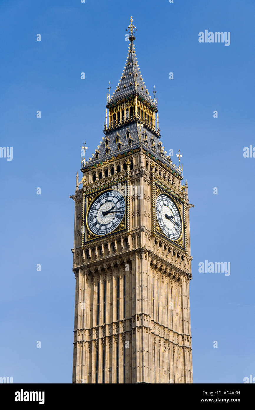 Big Ben, Uhrturm von den Houses of Parliament / Palast der Westminter vor einem blauen Sommer sky, Westminster, London, Eng Stockfoto