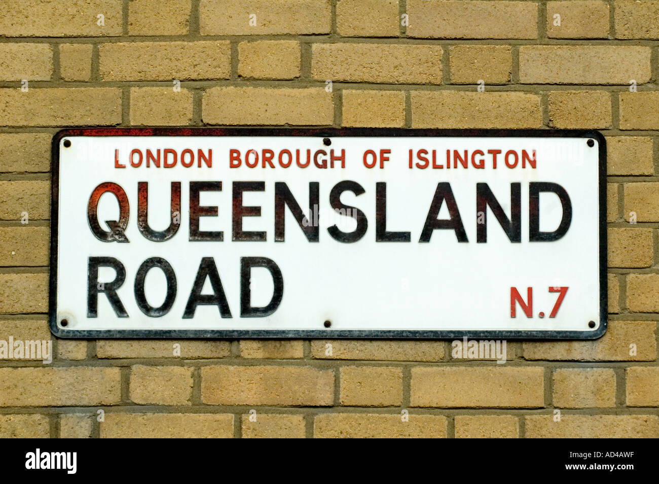 Straßenschild Queensland Straße; Haus von Arsenal neues Fußballstadion Holloway Islington London UK Stockfoto