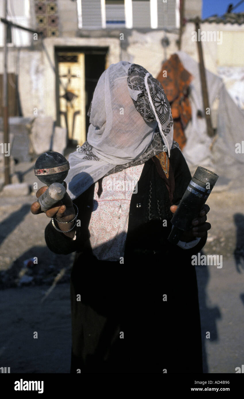 PALÄSTINA FRAU ZEIGT HAND GRANATEN UND TRÄNENGAS KUGELN VON ISRAELISCHEN SOLDATEN BEACH CAMP GAZA VERWENDET Stockfoto