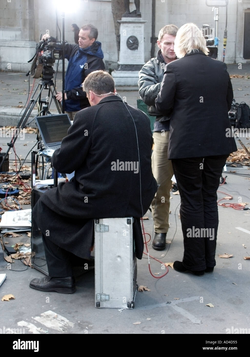 London in der Nähe der Royal Courts of Justice Journalisten und Fernsehteam für Lord Hutton Anfrage auf Aspekte des Irak-Krieges Stockfoto