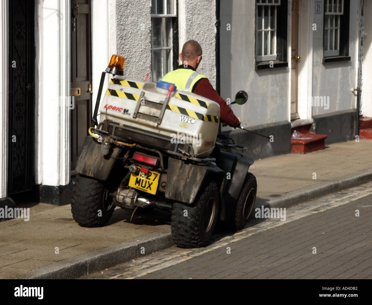 Harwich-Altstadt Antrieb fahren einen kleinen wendigen Buggy Typ Traktor angebracht mit chemischen spray Stockfoto