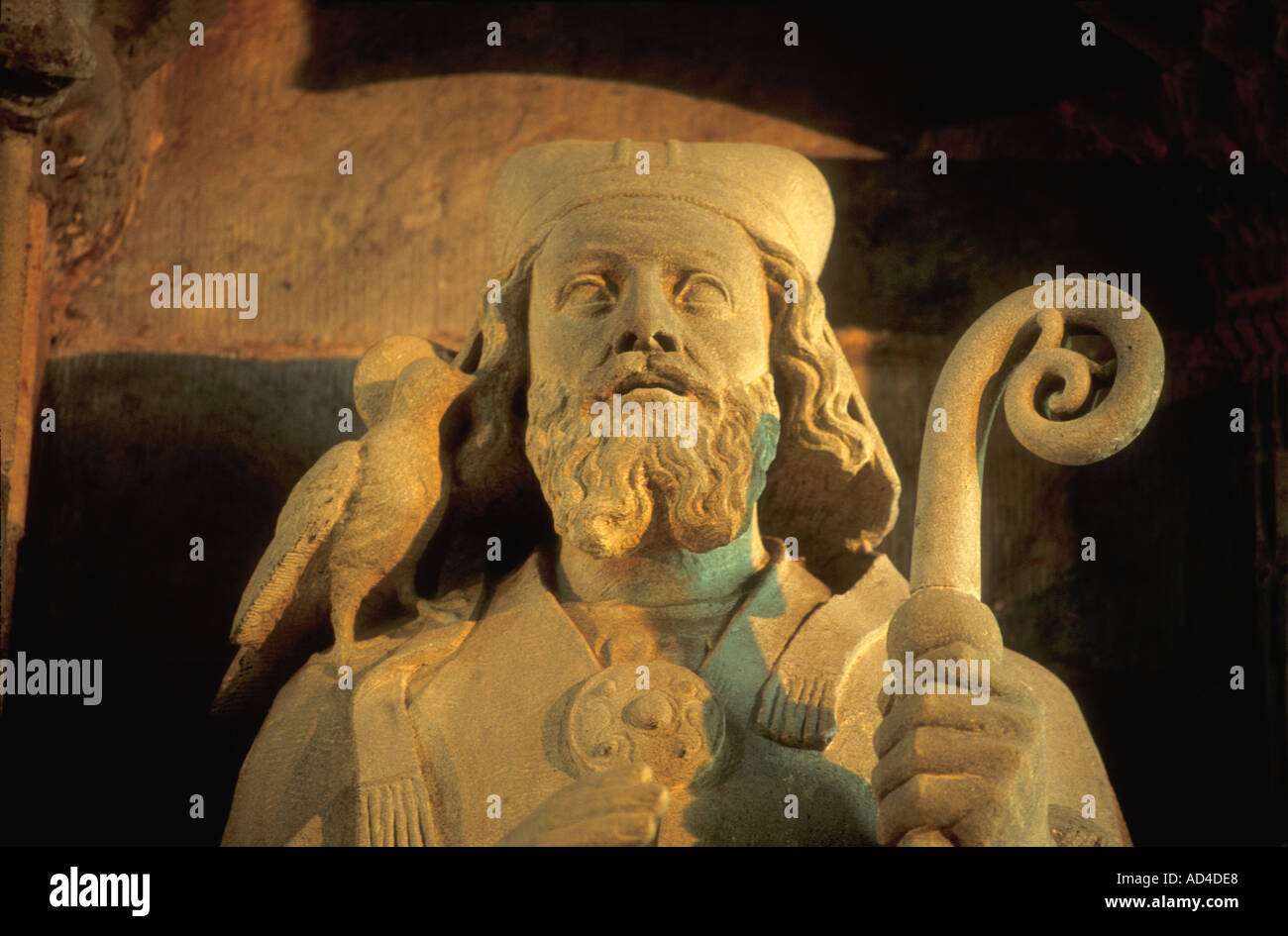 St Davids Cathedral, die innere steinerne Statue des Heiligen David mit auf Schulter Taube hält einen Bischofsstab Pembrokeshire Wales Europa Stockfoto