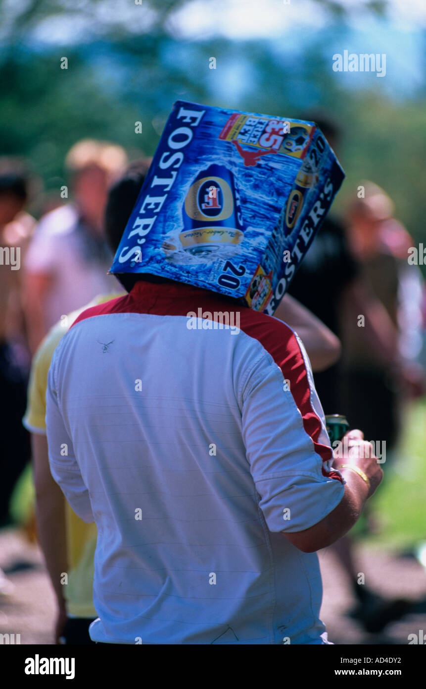 betrunkenen England Fußball fan trägt eine Lager-Box / Karton als Hut Isle Of Wight Festival Newport Stockfoto