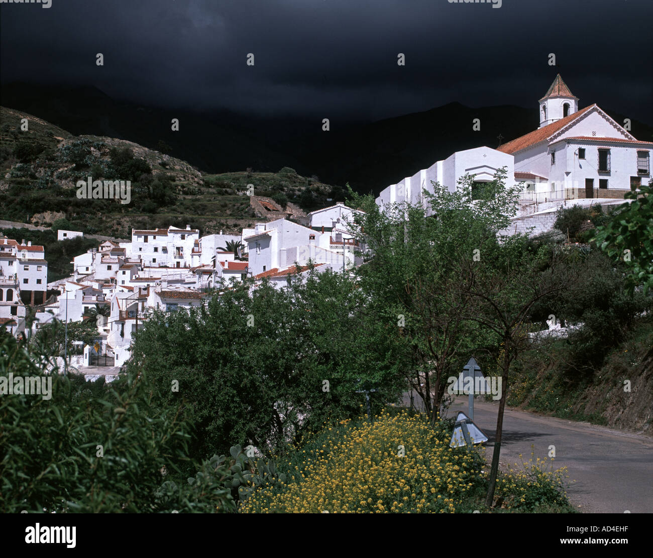 Stürmischer Himmel über weißen Dorf Sedella Stockfoto