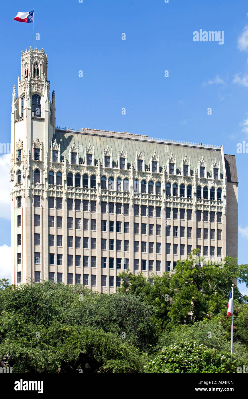 Emily Morgan Hotel San Antonio mit Texas Flagge im wind Stockfoto