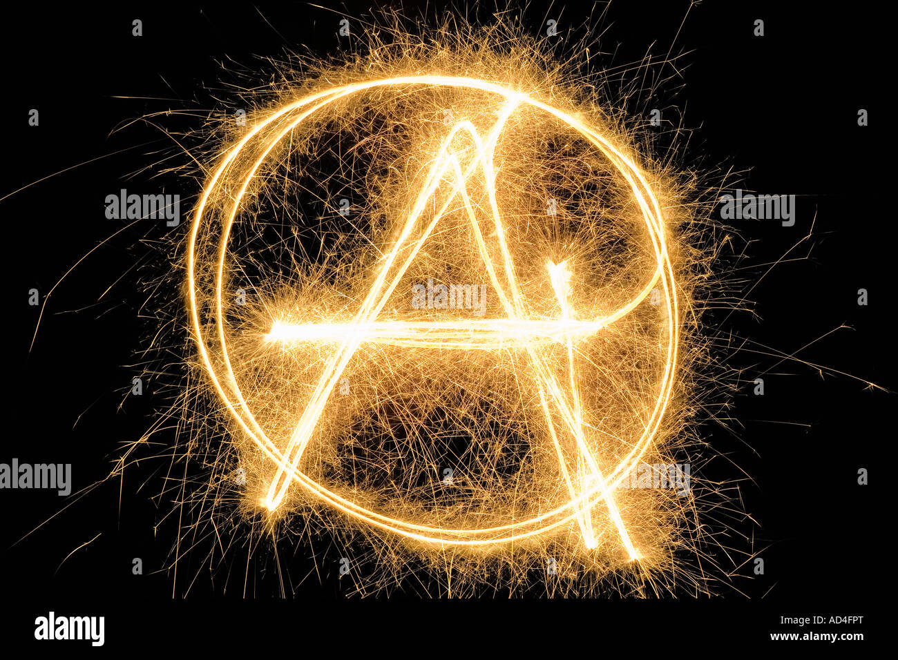 Anarchist Symbol gezeichnet mit einer Wunderkerze Stockfoto