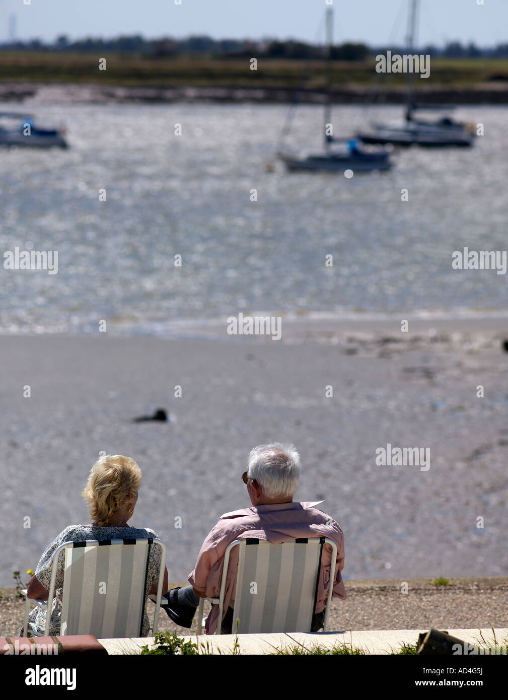 Paar-Entspannung am Fluss ducken Burnham auf Crouch Stockfoto