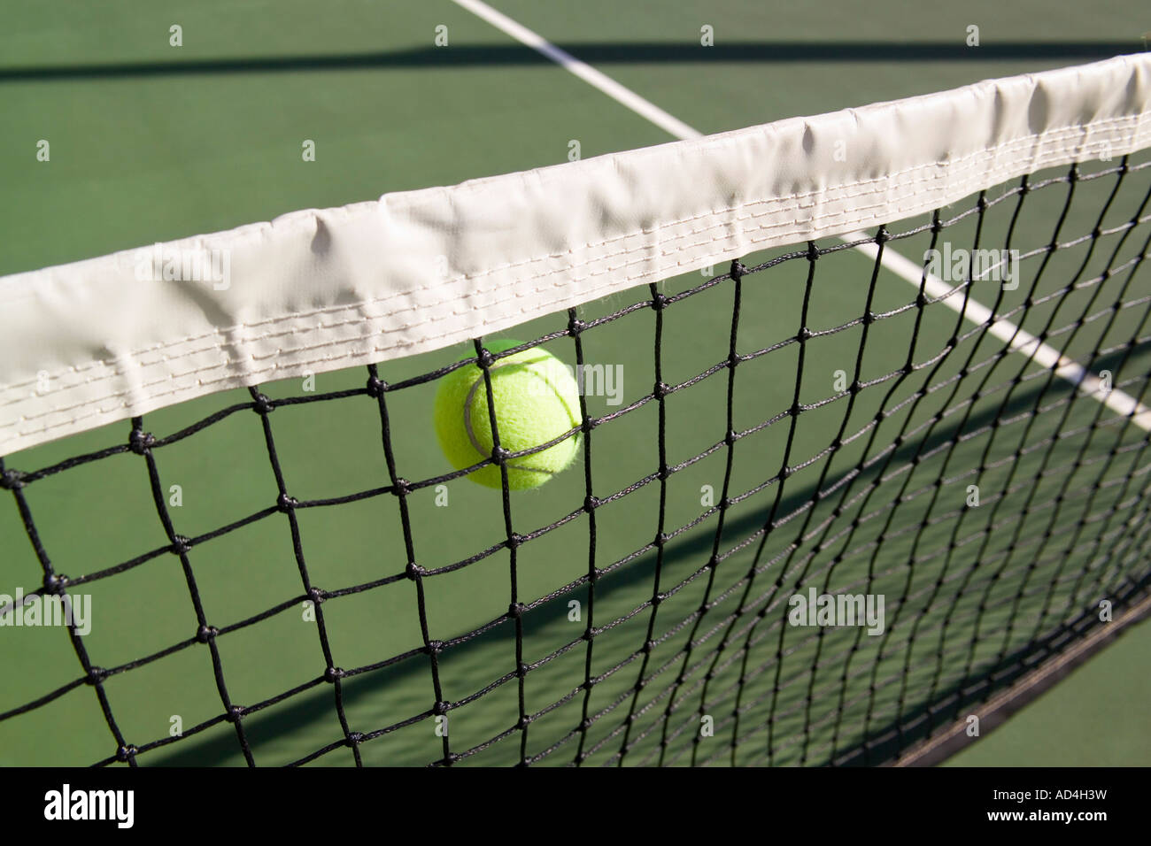 Ein Tennisball in der Luft neben einer Tennis Netto Stockfoto