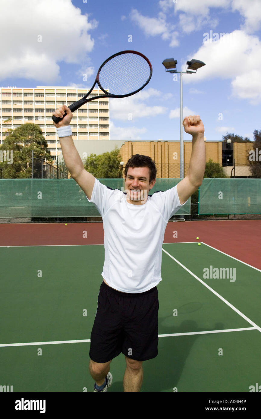 Ein Tennisspieler, der seine Arme in der Feier Stockfoto
