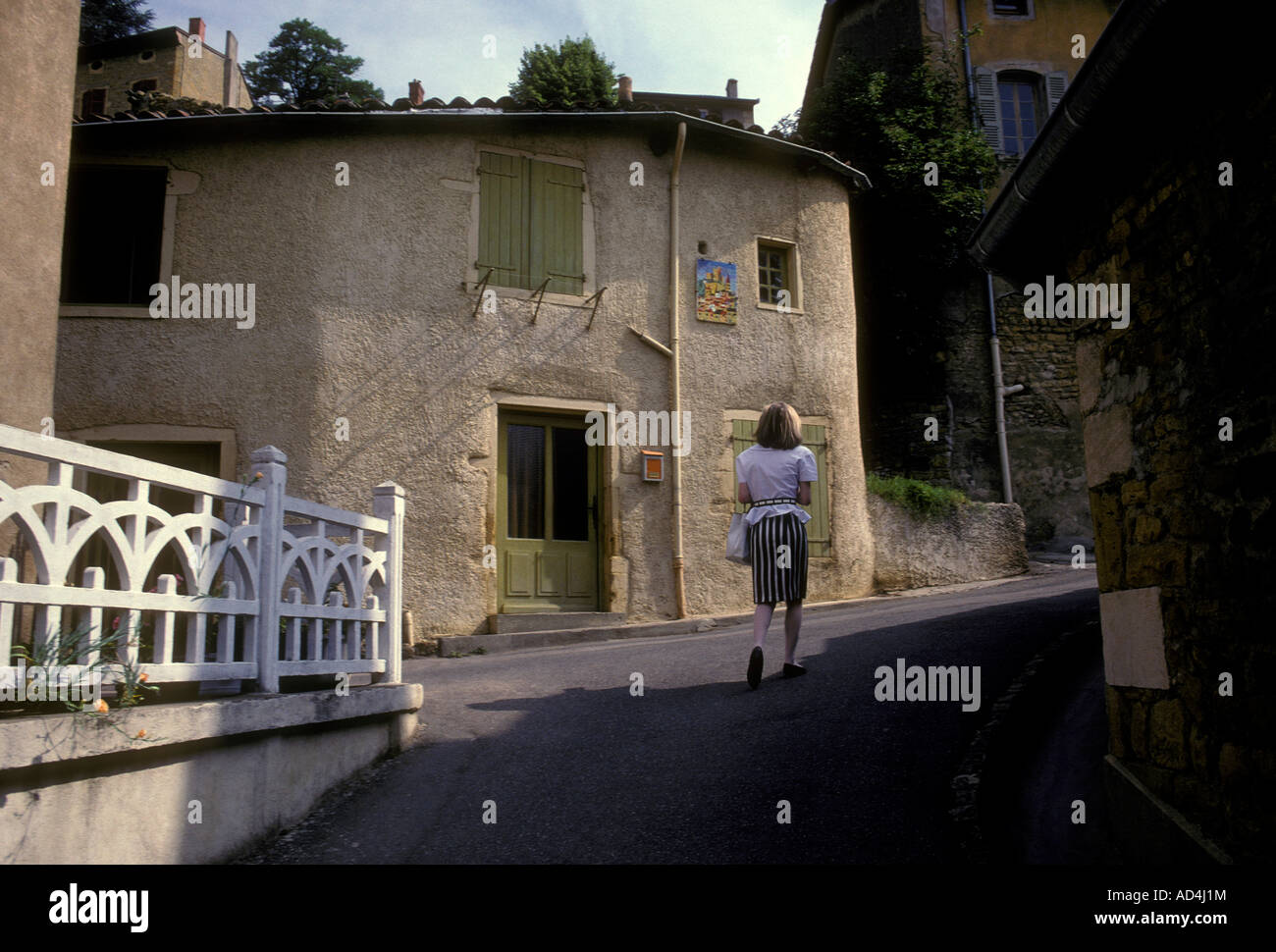 1 eine Franzosen Person weiblichen Frau zu Fuß entlang der Straße Chatillon d'Azergues Rhone-Alpes Frankreich Europa Stockfoto